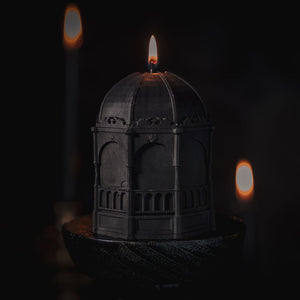 Schwarze gotische Kerze der Basilika