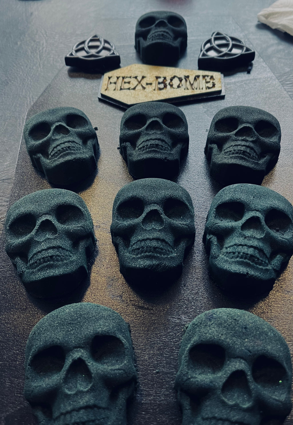 Schwarz wie deine Seele, schwarzer Totenkopf, Hexbomb-Badebombe